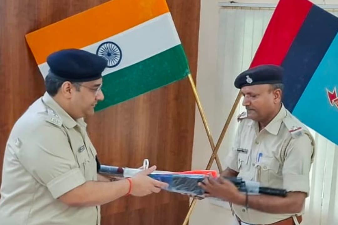 बरसात को देखते हुए एसपी ने यातायात जवानों के बीच बांटी सुरक्षा सामग्री