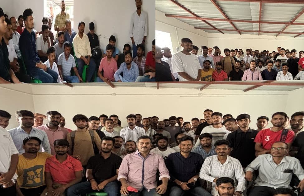 हॉस्टल खाली करने के आदेश से चिंतित छात्रों ने सुदेश महतो से लगाई गुहार