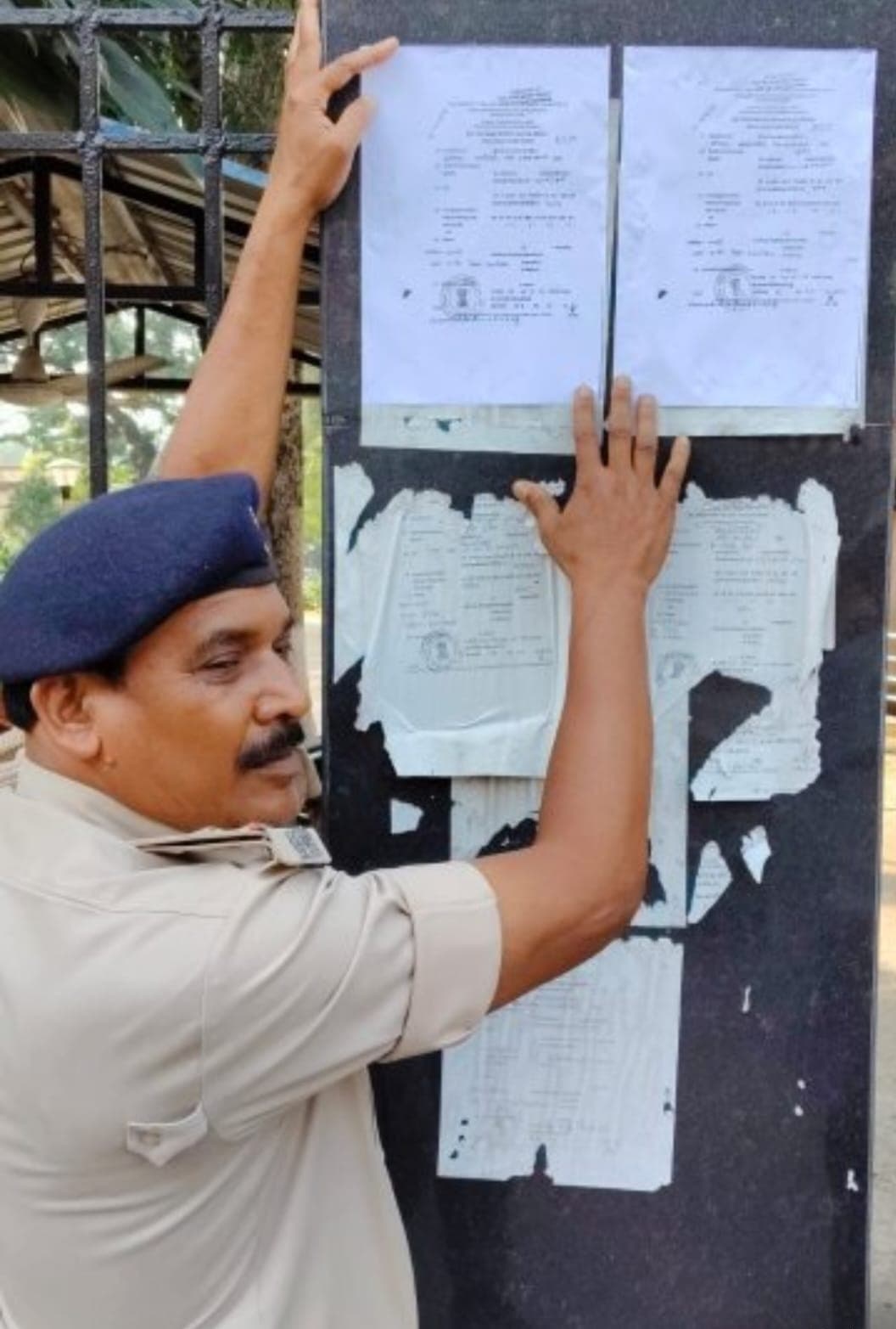 कोर्ट में हाजिर नहीं होने वाले आरोपियों के घर पुलिस ने चिपकाया इश्तेहार