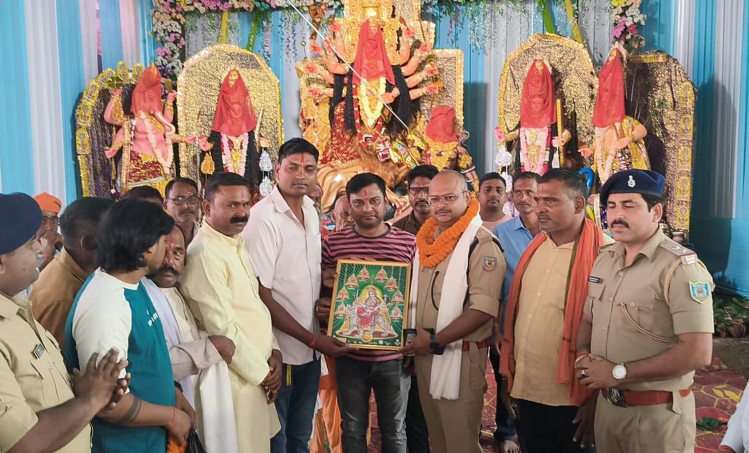 दुर्गापूजा के मद्देनजर हजारीबाग पुलिस अलर्ट, पुलिस अधीक्षक ने पूजा पंडालों का किया औचक निरीक्षण