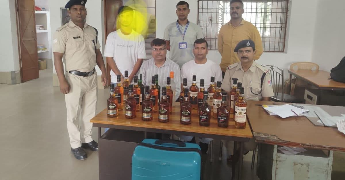 बोकारो स्टेशन पर कोसी एक्सप्रेस से विदेशी शराब बरामद, एक युवक गिरफ्तार