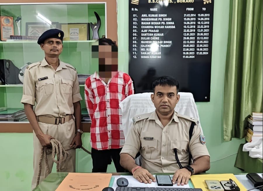 महिला से मंगलसूत्र छीनकर भाग रहा बदमाश चढ़ा लोगों के हत्थे, पुलिस ने बरामद कराया गहना