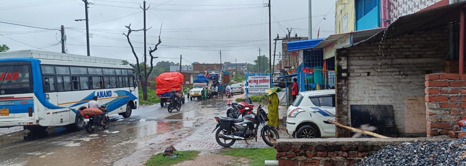 जलजमाव से क्षतिग्रस्त हुई विष्णुगढ़-गोमिया सड़क, तैलिक धर्मशाला के पास गहरे गड्ढे से हादसे का खतरा
