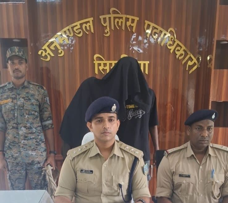प्रतिबंधित अफीम के साथ उंटा के दो तस्कर गिद्धौर में गिरफ्तार, बाइक व दो मोबाइल जब्त