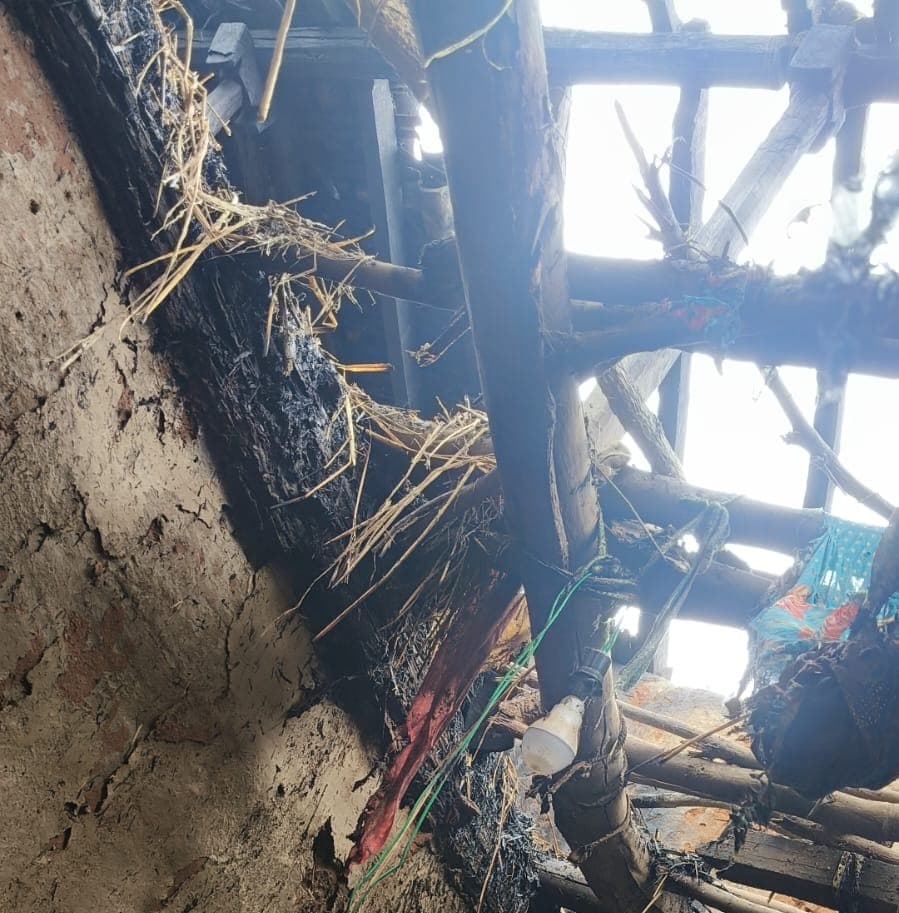 अलपीटो में भीषण अग्निकांड, अजय सिंह का मकान जलकर राख