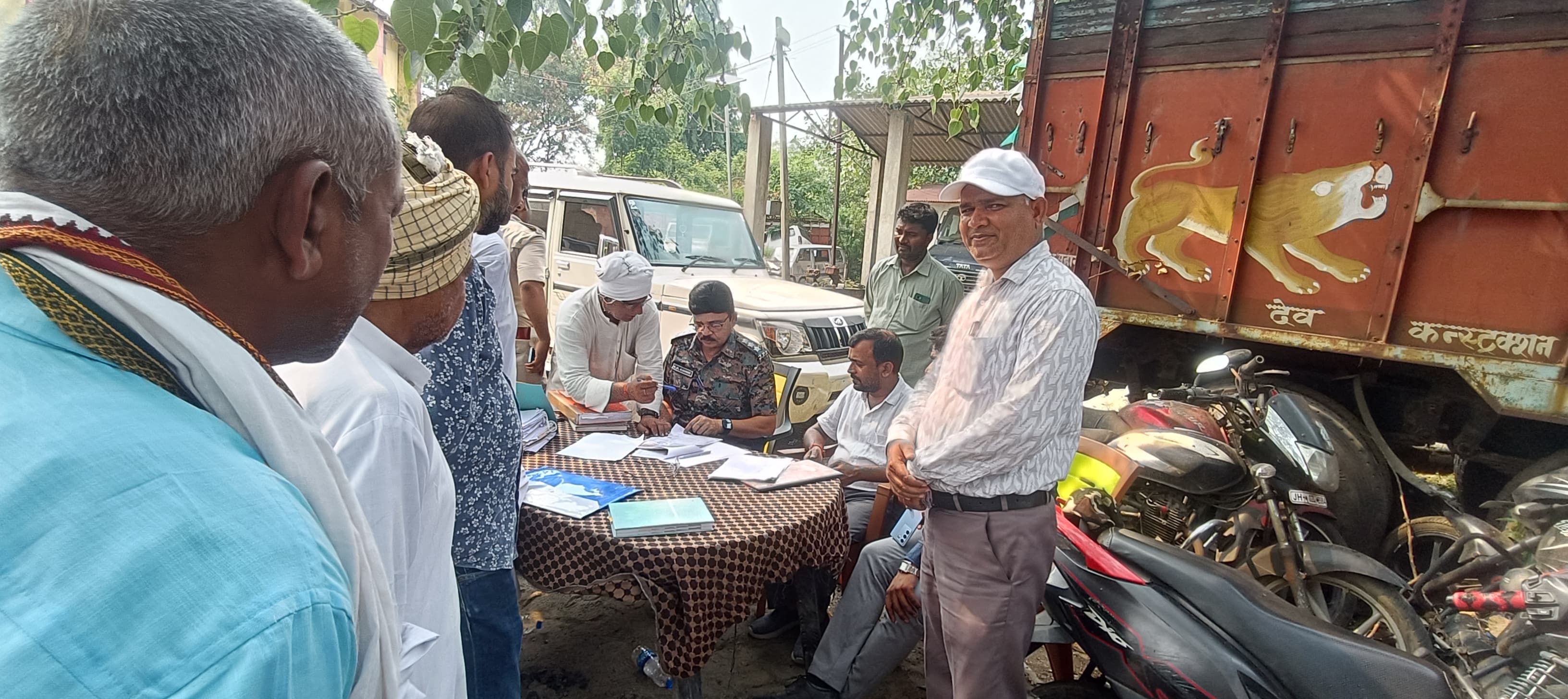 चौपारण : थाना दिवस में गूंजे जमीन विवाद के मामले.19 नए आवेदन पहुंचे,16 पुराने मामलों की हुई सुनवाई