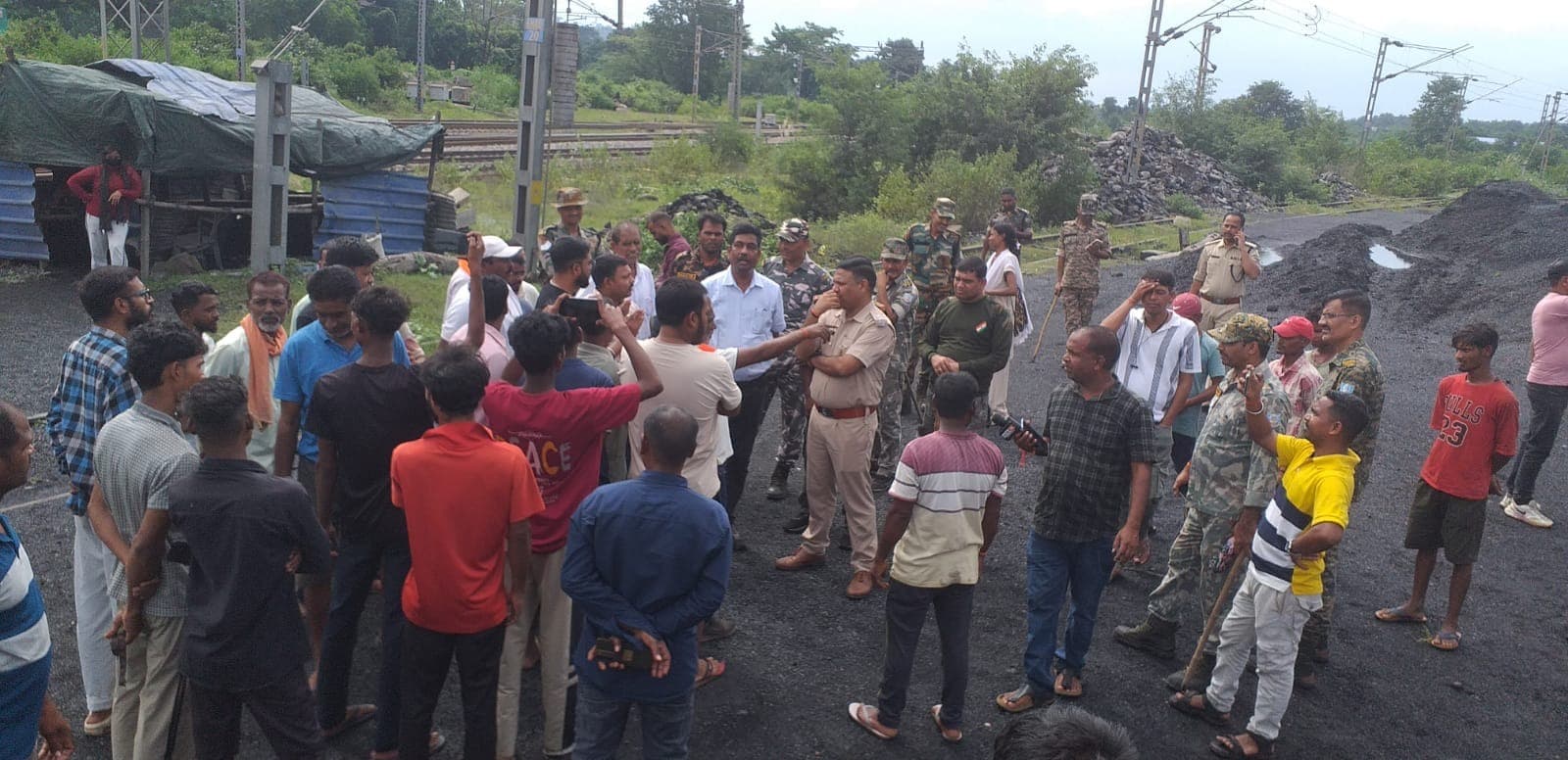 भुरकुंडा रेलवे साइडिंग की जमीन को अपना बताकर रोकी कोयला ट्रांसपोर्टिंग