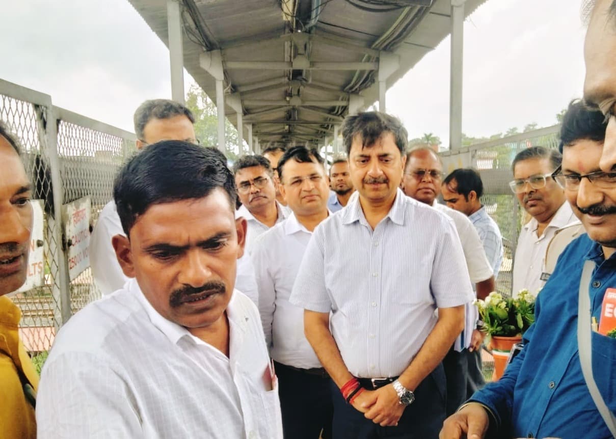 पतरातू रेलवे निरीक्षण में जीएम डिंपी गर्ग ने विकास कार्यों की समीक्षा