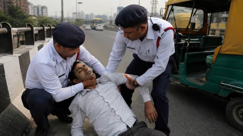 फ्लाईओवर से कूदकर जान देने चला था शिक्षक, ट्रैफिक पुलिस की सूझबूझ से बच गई जिंदगी