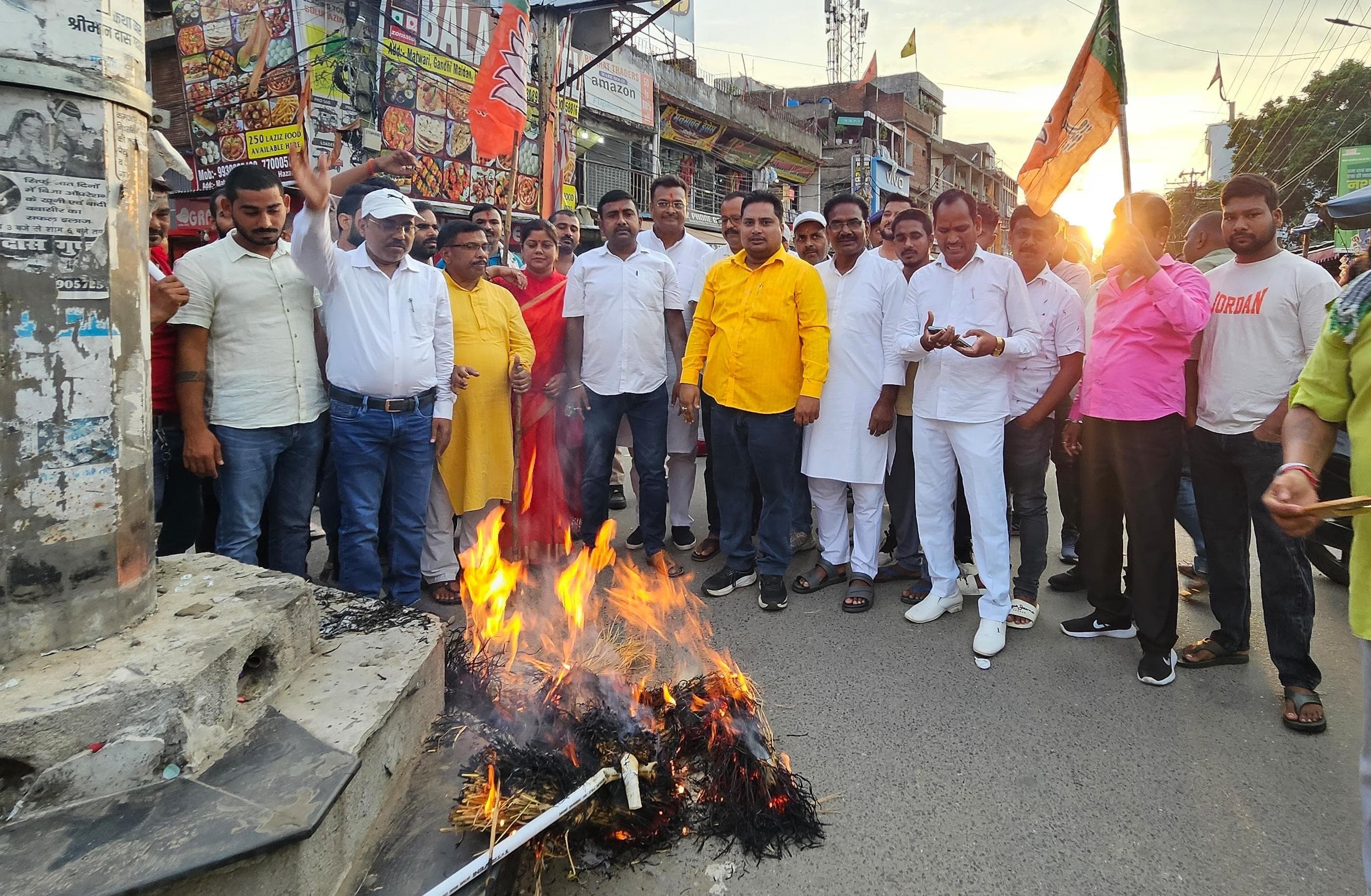 तिरंगे के कथित अपमान के विरोध में भाजयुमो ने राहुल गांधी का पुतला फूंका