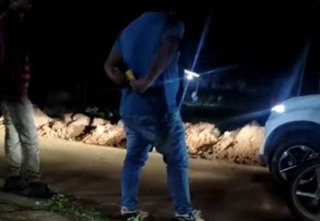 गुमला में हथियारों के दम पर रुका 'हर घर नल' का काम! कुल्हाड़ी-टांगी लेकर पहुंचे बदमाश, मजदूरों को दी जान से मारने की धमकी