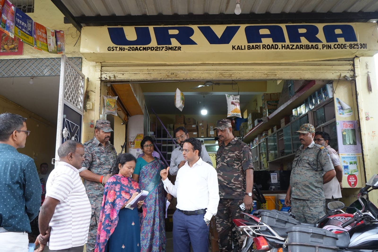 किसानों के हित में प्रशासन सख्त, उपायुक्त ने उर्वरक एवं बीज दुकानों का किया औचक निरीक्षण
