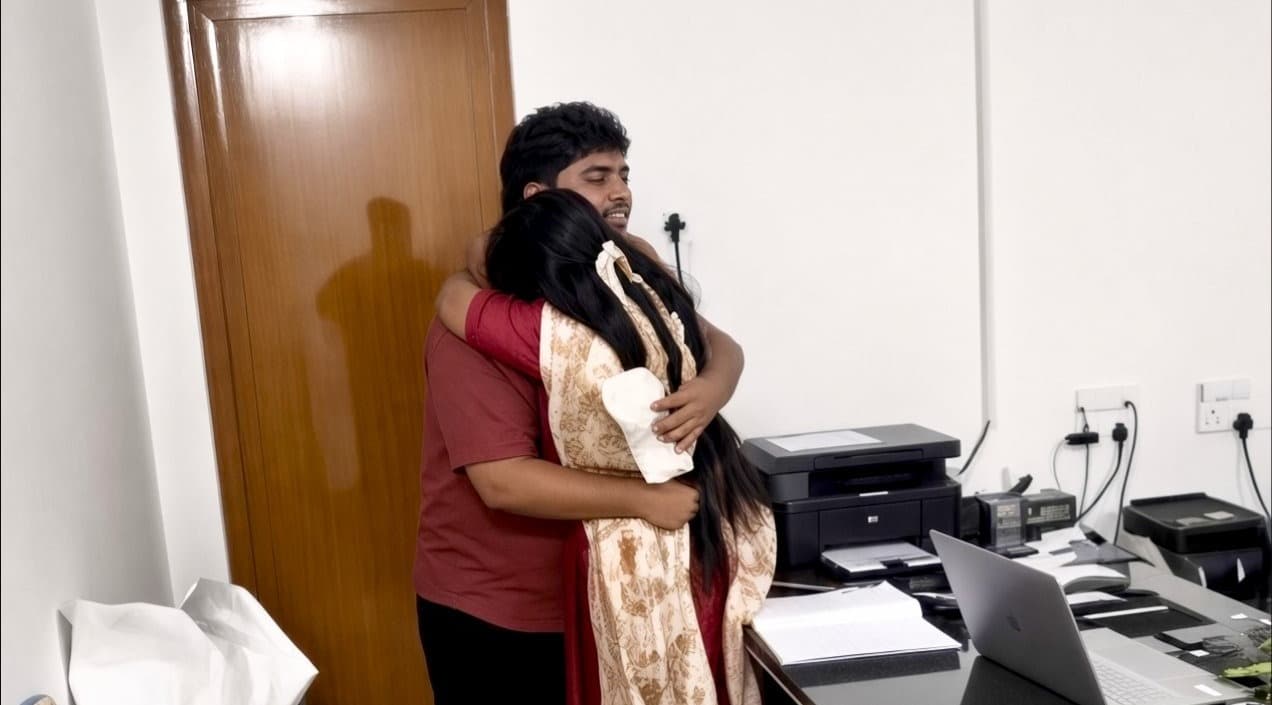 6 साल बाद विदेश से लौटा पति, मरीज बनकर पत्नी के क्लिनिक पहुंचा; मास्क हटाते ही भावुक हुई पत्नी