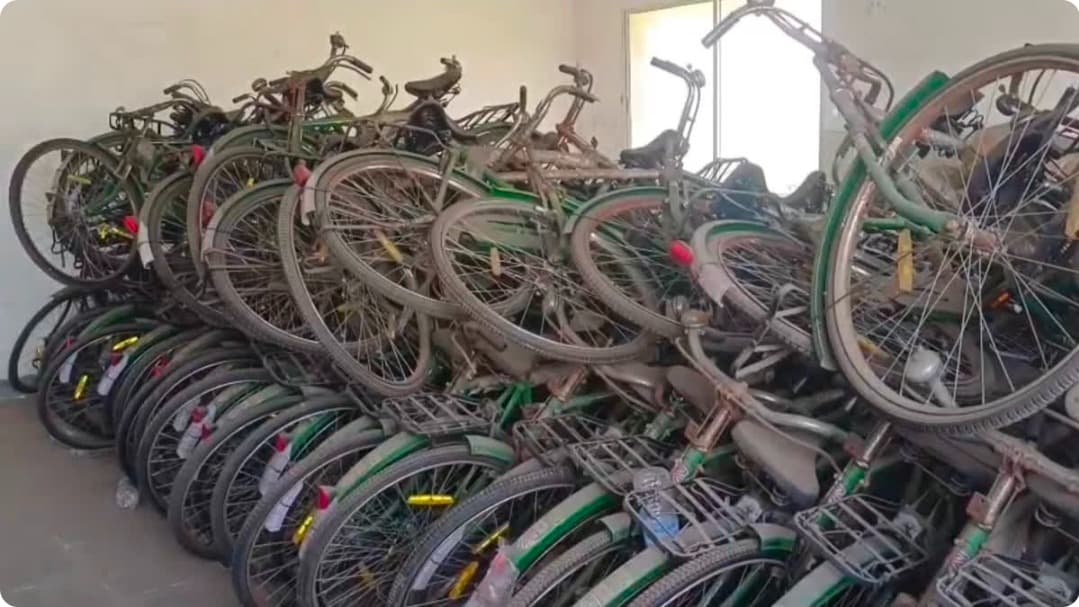 धनबाद के पुटकी प्रखंड कार्यालय में जंग खा रही छात्रों की साइकिलें, वितरण व्यवस्था पर सवाल