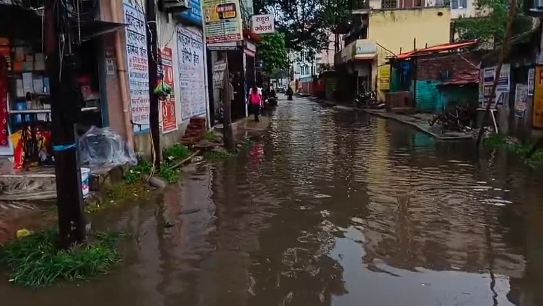 मानसून की पहली बारिश ने खोली धनबाद नगर निगम की पोल, कई इलाकों में जलजमाव से जनजीवन अस्त-व्यस्त