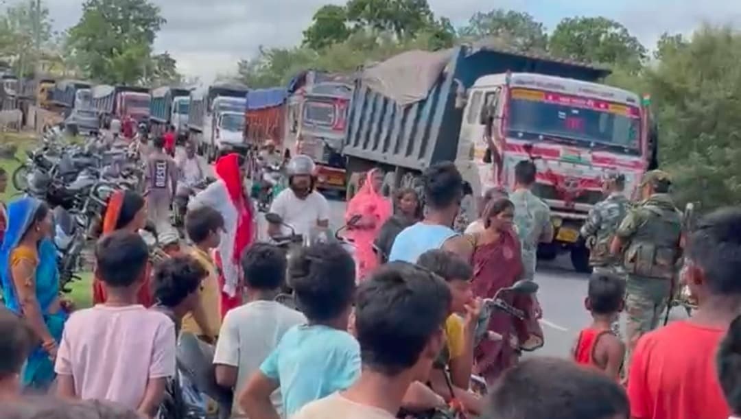 चतरा में तेज रफ्तार कोल हाईवा का कहर, ग्रामीण की दर्दनाक मौत के बाद फूटा गुस्सा; मुआवजे की मांग को लेकर सड़क जाम