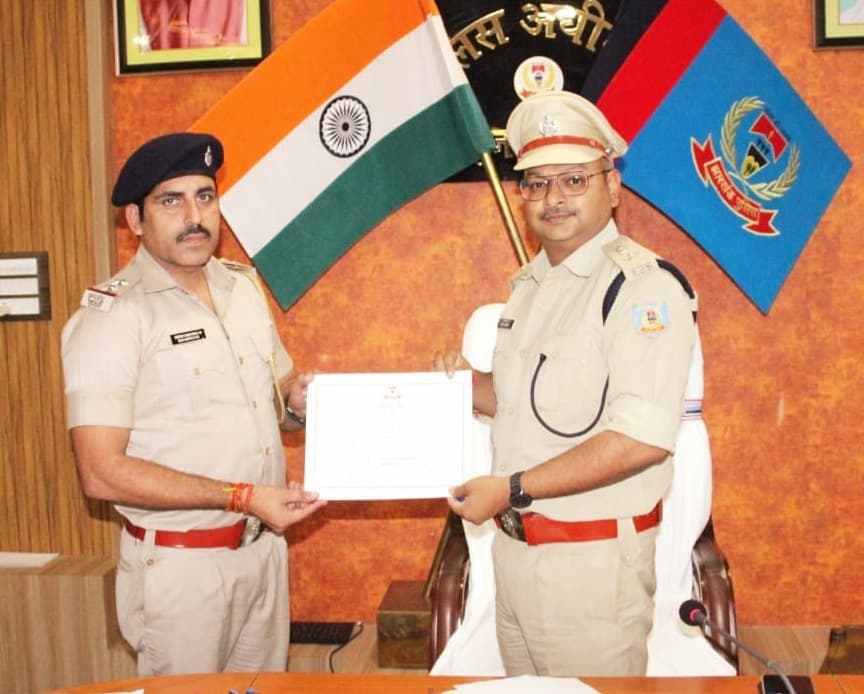 उत्कृष्ट पुलिसिंग के लिए थाना प्रभारी दीपक कुमार सिंह हुए सम्मानित