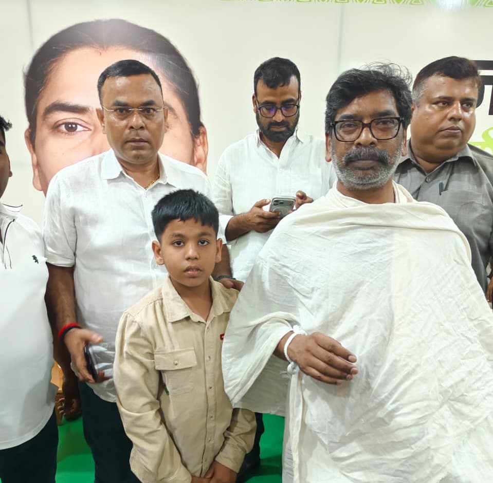 नेमरा पहुंच रविशंकर अकेला ने मुख्यमंत्री हेमंत सोरेन से की मुलाकात, बंधाया ढांढस