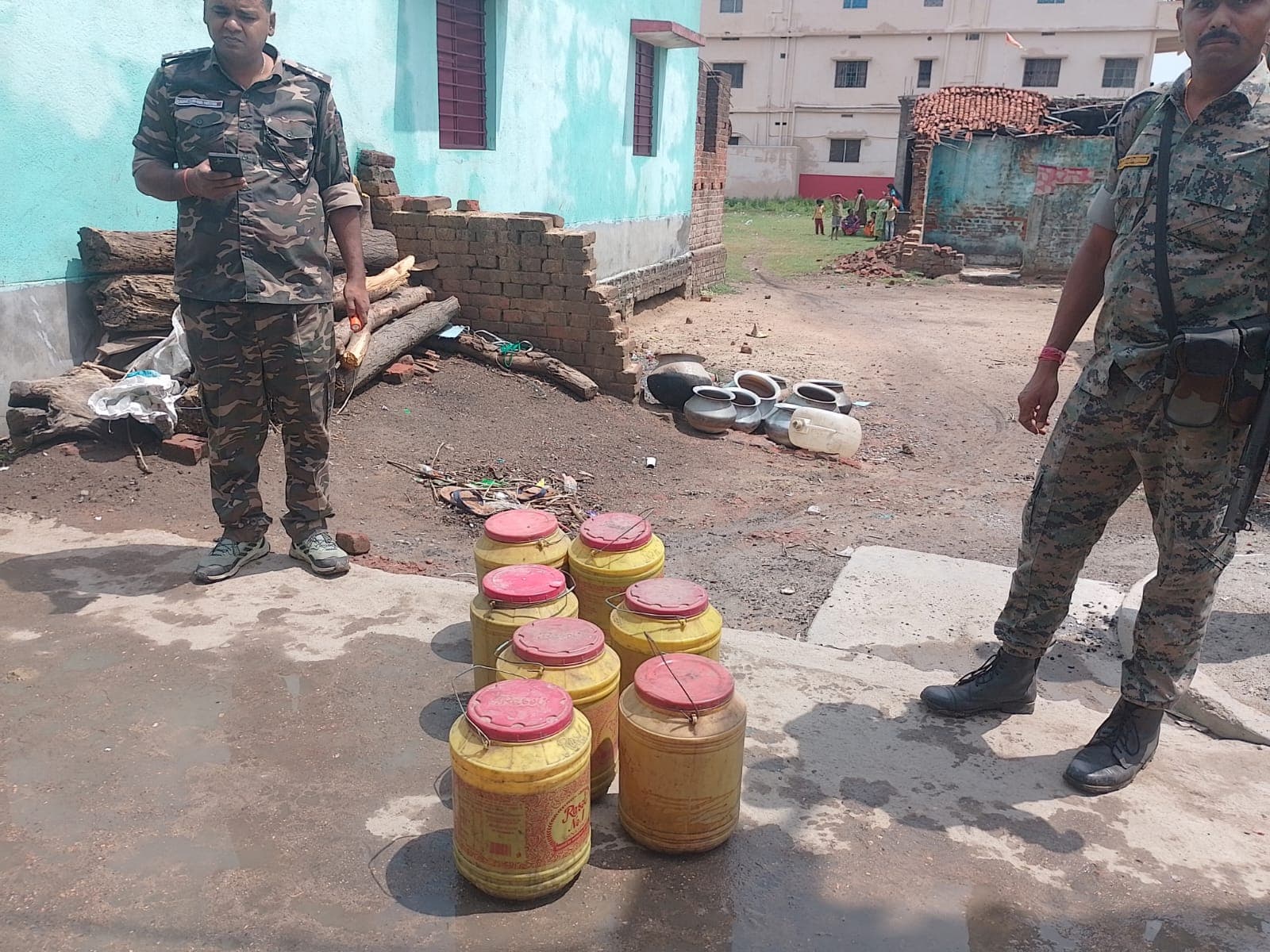 हजारीबाग में अवैध महुआ शराब के खिलाफ बड़ी कार्रवाई