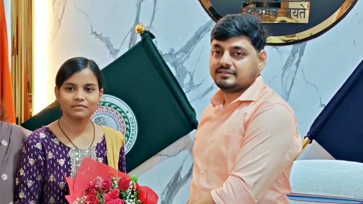 सफाईकर्मी की बेटी ने NEET में पाई सफलता, धनबाद डीसी ने किया सम्मानित और बढ़ाया हौसला