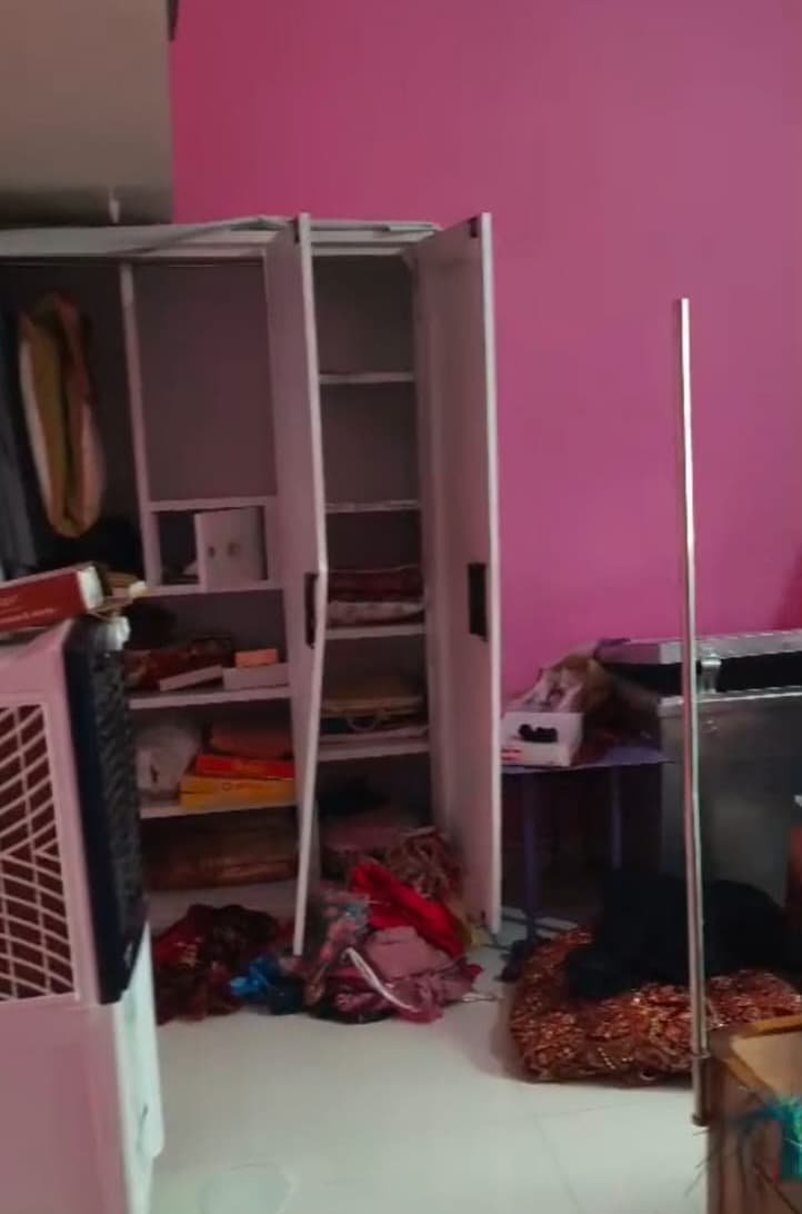 बंद घर में चोरी, लोहंडी गांव में चोरों ने तोड़े कमरों के दरवाजे और खंगाली आलमारी