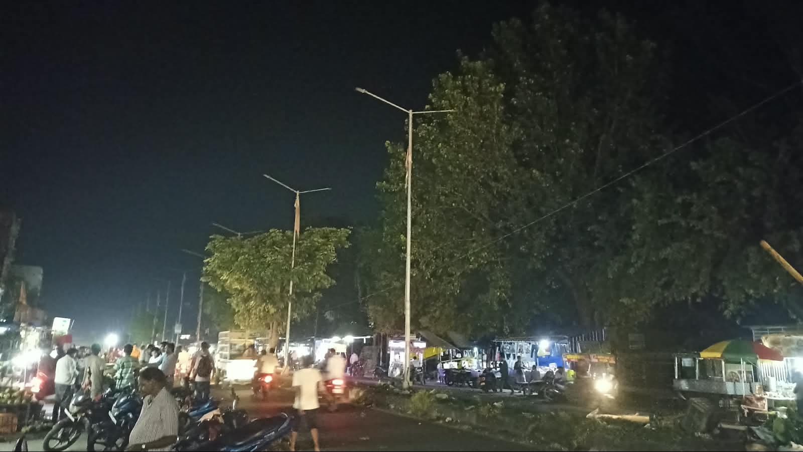 साढ़े तेरह करोड़ की सड़क, डिवाइडर की स्ट्रीट लाइटें बुझीं