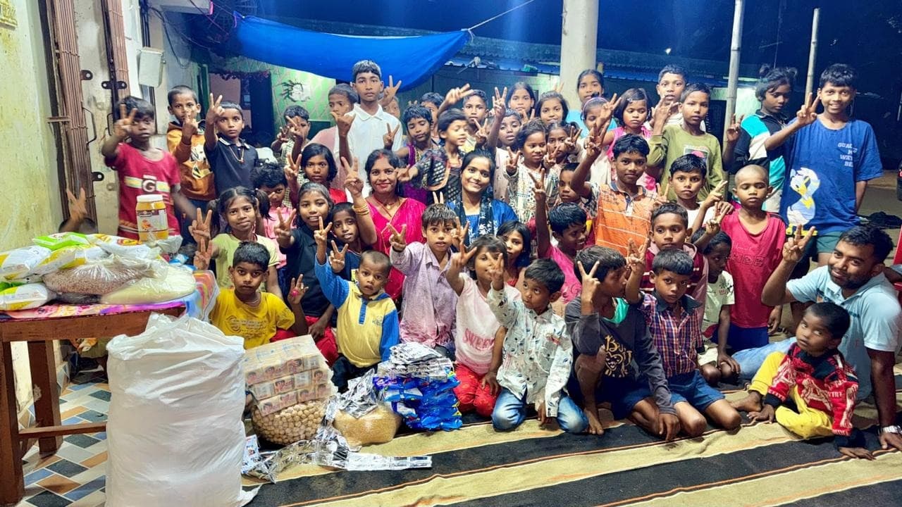 संपूर्णा संकट मोचन फाउंडेशन ने अनाथ बच्चों के बीच बांटा राशन