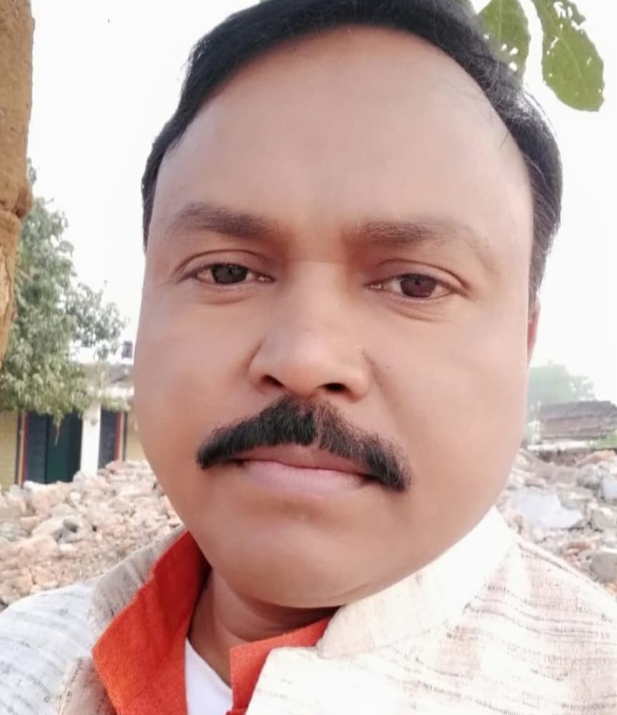 बरसोत में मुखिया ने पेश की मानवता की मिसाल, निजी कोष से कराई सड़क की मरम्मत, दुर्गा पूजा में श्रद्धालुओं को मिली राहत