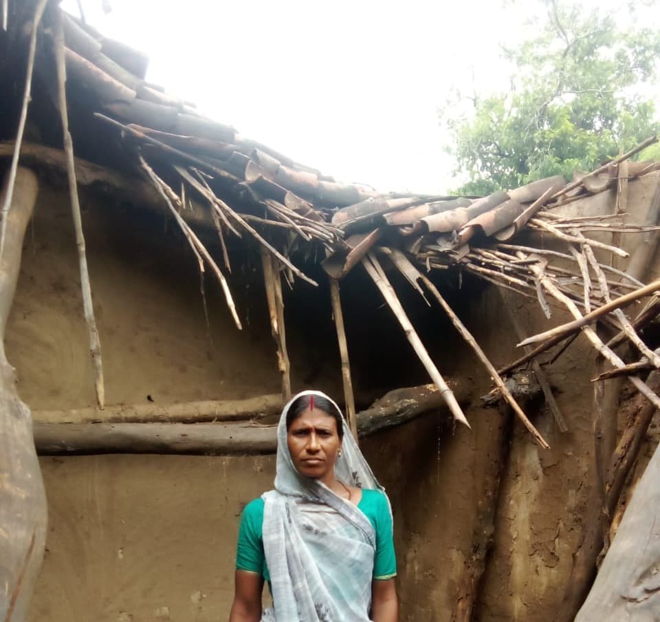 मूसलाधार बारिश में ढहा कच्चा मकान, दो बच्चों संग बेघर हुआ परिवार