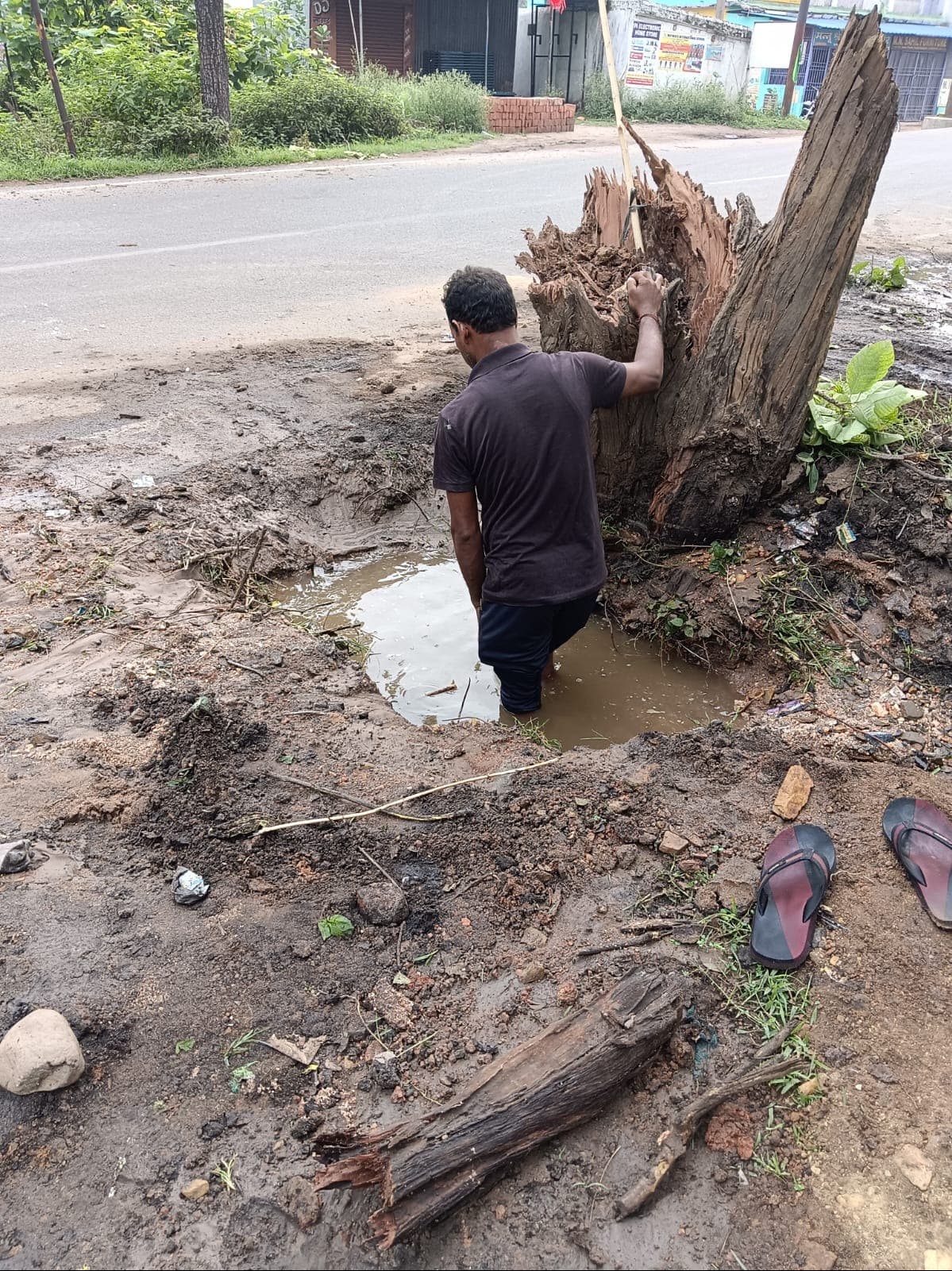 मोबाइल कंपनी की लापरवाही से क्षतिग्रस्त हुआ नल-जल योजना का मेन पाइप, चार दिनों से जलापूर्ति ठप