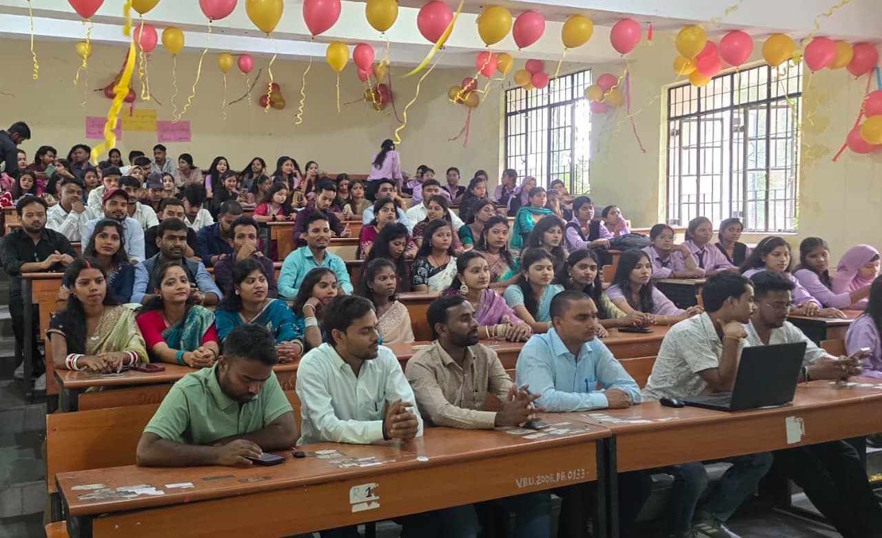 हंसी, उल्लास और आत्मीय भावनाओं के बीच राजनीति विज्ञान विभाग के विद्यार्थियों को दी गई विदाई