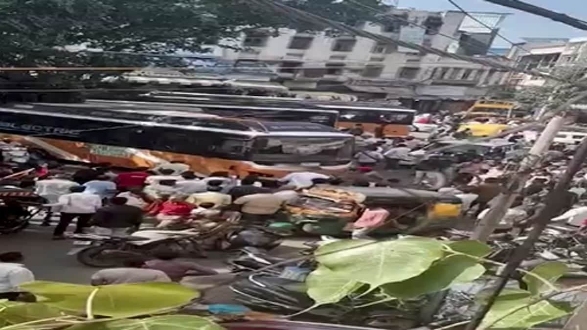इंदौर में बेकाबू ई-बस ने तीन लोगों को कुचला, एक की मौत