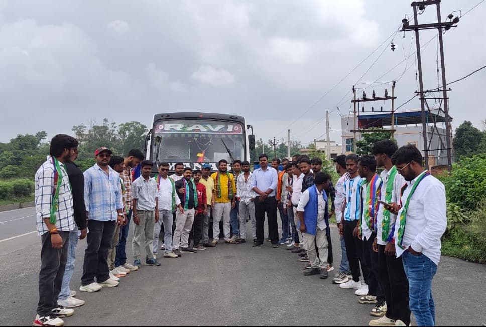 युवा आजसू अधिवेशन में भाग लेने के लिए मांडू से सैकड़ों कार्यकर्ता जमशेदपुर हुए रवाना 