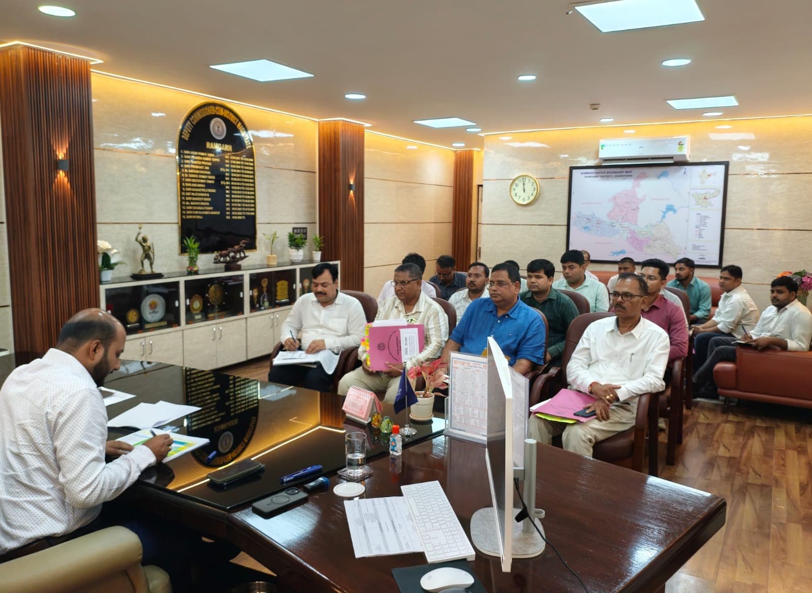 रैयतों के लंबित मुआवजा भुगतान के लिए लगेंगे विशेष कैंप, उपायुक्त ने दिए निर्देश
