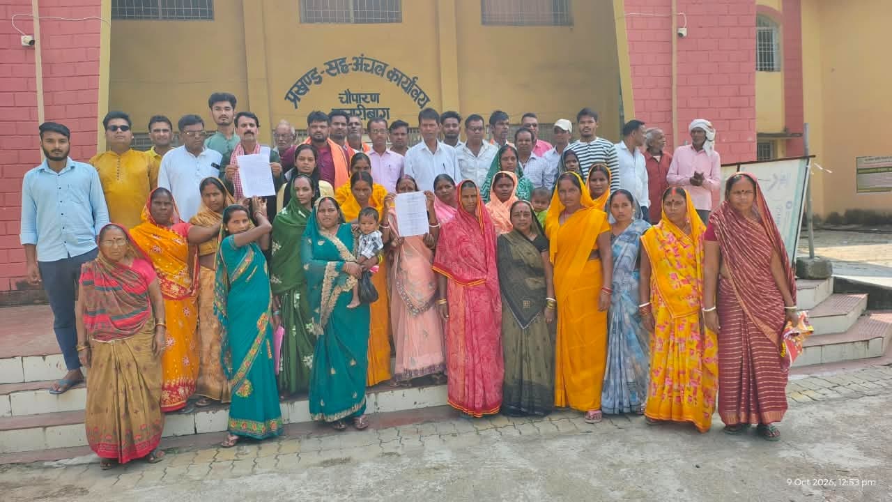 छठ महापर्व से पहले छठ घाट की जमीन का विवाद गरमाया, जांच की मांग लेकर अंचल कार्यालय पहुंचे ग्रामीण
