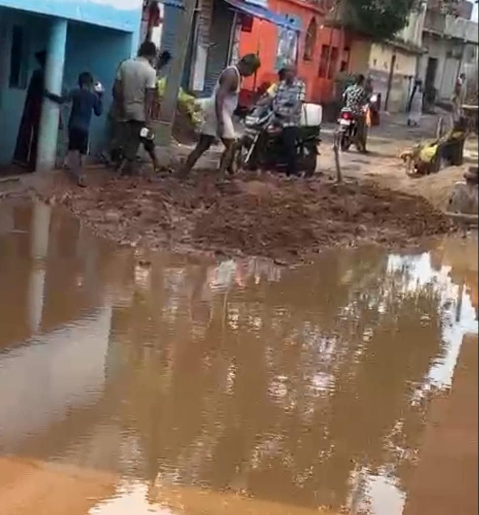 मिट्टी डालने से बंद हुआ जल निकासी का रास्ता, सड़क पर जलजमाव से बढ़ी परेशानी
