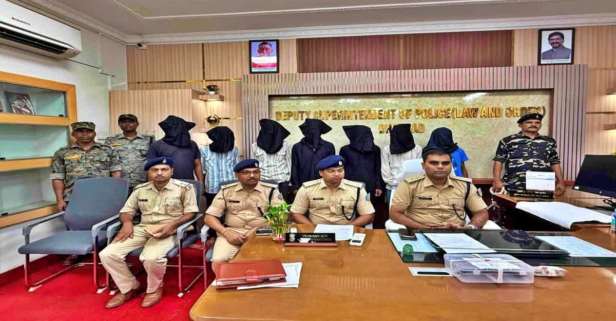 धनबाद में पुलिस की बड़ी कार्रवाई, सात युवक गिरफ्तार; हथियार बरामद