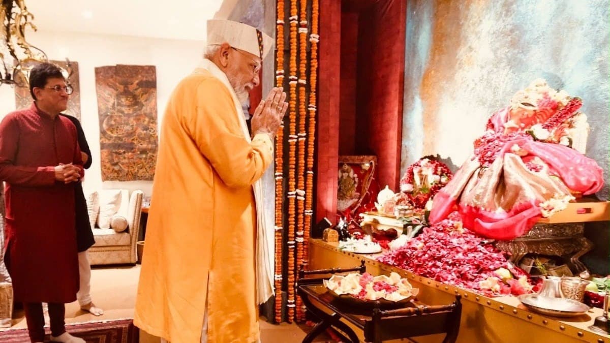 गणेश चतुर्थी पर पीयूष गोयल के घर पहुंचे पीएम मोदी, बप्पा की पूजा कर मांगा आशीर्वाद