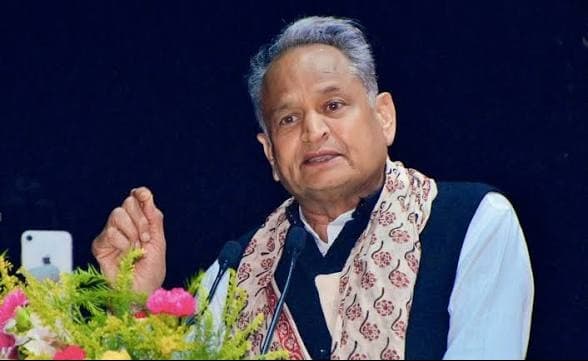 सोनिया गांधी की किताब पर विवाद, गहलोत ने उठाए सवाल