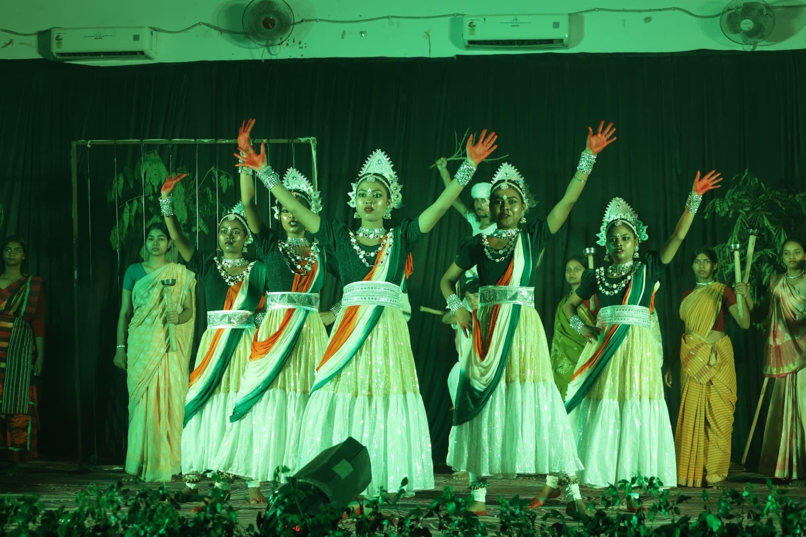 राष्ट्रीय नाट्य महोत्सव में गूंजी ‘धरती आबा, वंदे मातरम् की अमर हुंकार’, कलाकारों ने बांधा समां