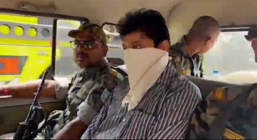 चतरा में म्यूटेशन के लिए 30 हजार मांगे, 15 हजार लेते राजस्व कर्मचारी गिरफ्तार