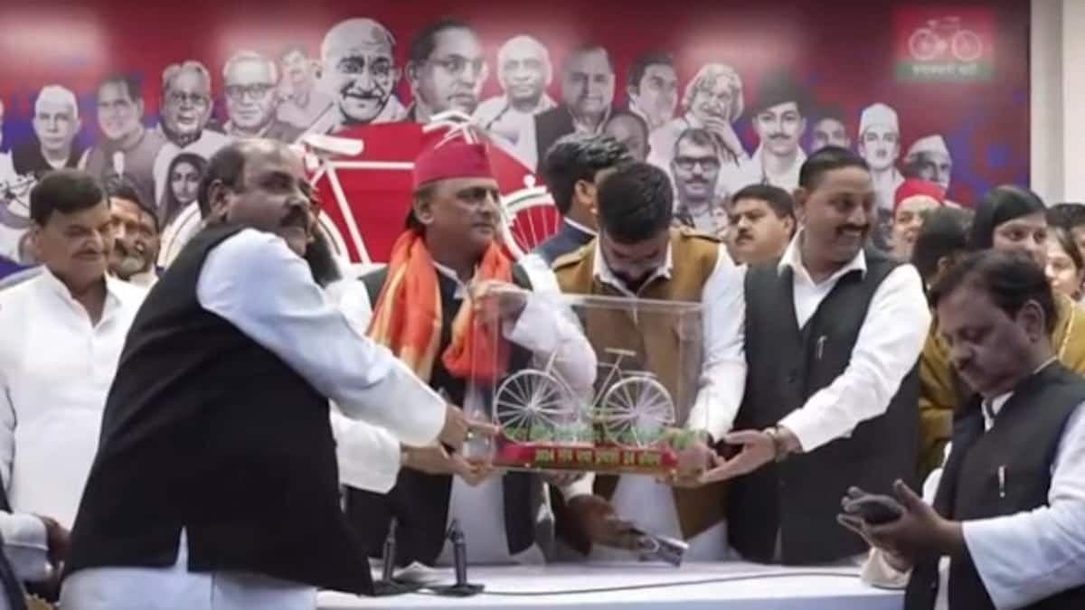 यूपी चुनाव से पहले बीजेपी को झटका, पूर्व सांसद धर्मेंद्र कश्यप सपा में शामिल