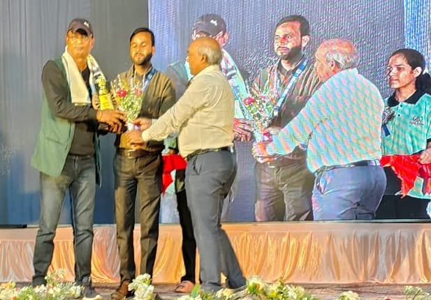 दारू प्रखंड के मनोज रवानी को मिला ‘हजारीबाग रत्न अवार्ड’