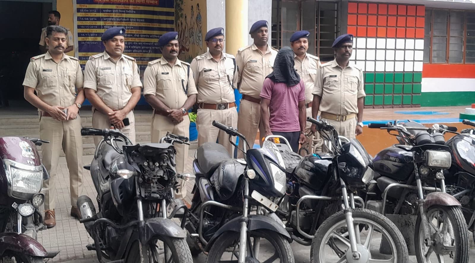 बोकारो पुलिस ने वाहन चोर गिरोह का किया भंडाफोड़, 9 चोरी की बाइक बरामद