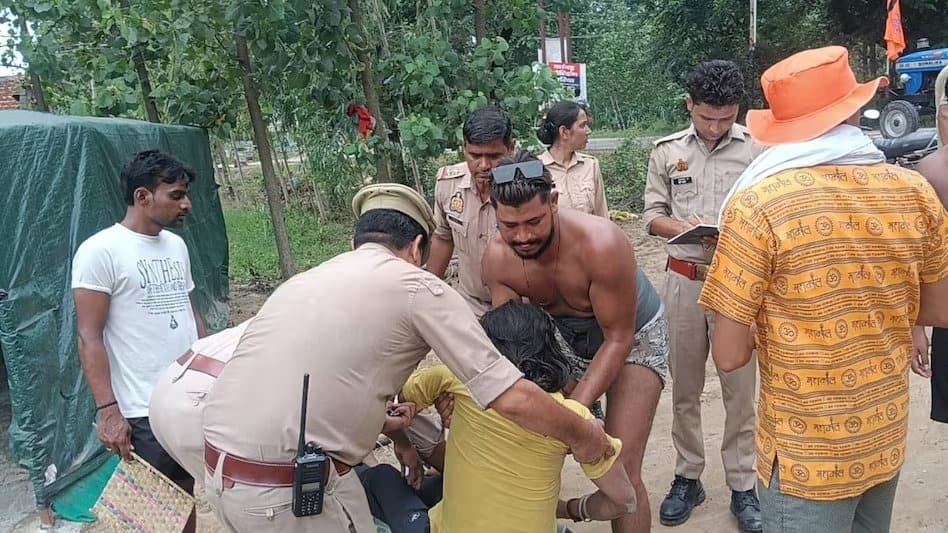 सड़क पर अचानक बेहोश हुआ कांवड़िया, देवदूत बनी पुलिस; छाती रगड़कर होश में लाया, बाइक से पहुंचाया अस्पताल