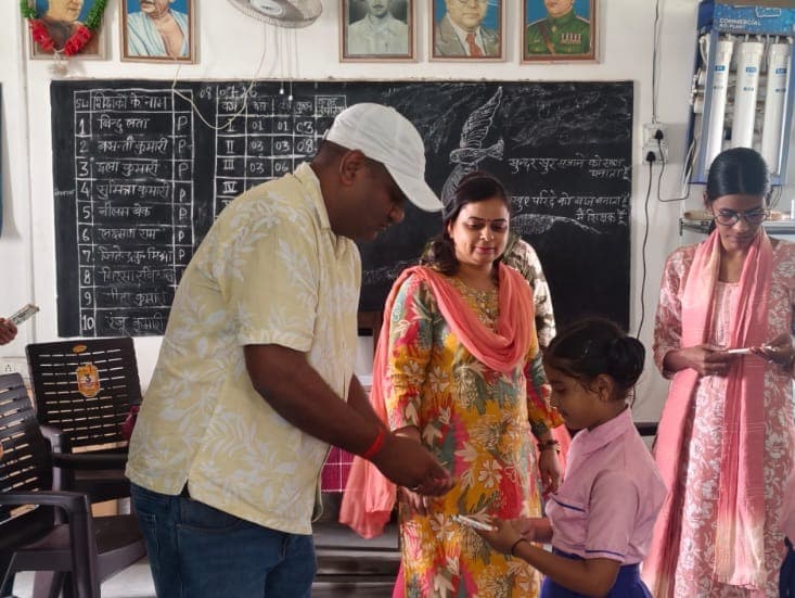 खपरियावा विद्यालय में विद्यार्थियों के बीच शैक्षणिक सामग्री वितरित, शिक्षा के प्रति किया प्रेरित