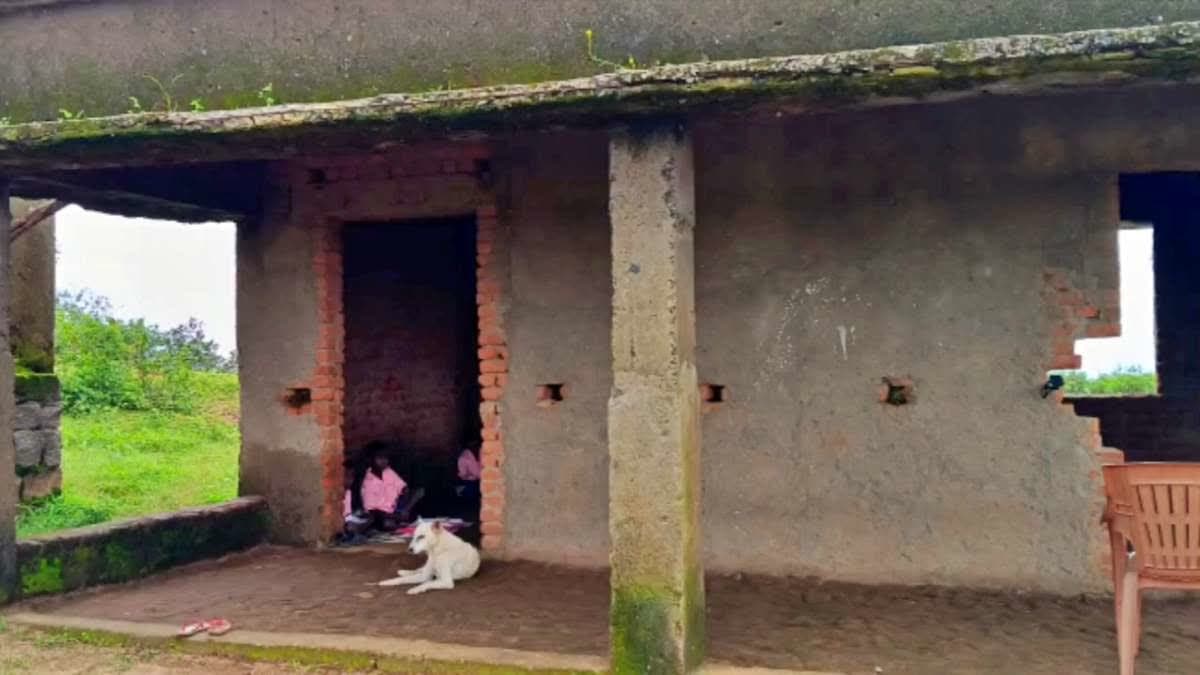 लातेहार के टुकुडिह प्राथमिक विद्यालय की हालत जर्जर, बच्चों की पढ़ाई प्रभावित