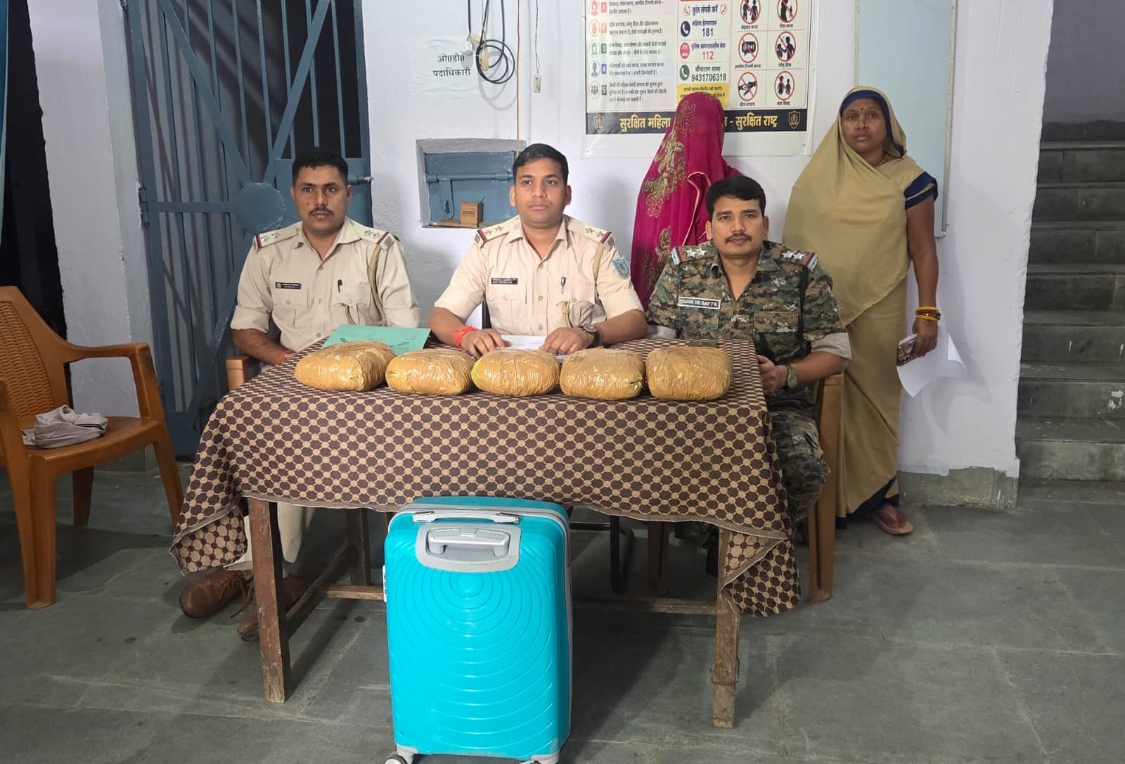 घर में छिपाकर गांजा बेच रही महिला गिरफ्तार, 5 किलो गांजा बरामद, जेल 