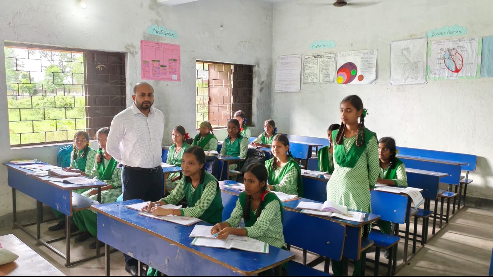भुरकुंडा बालिका हाई स्कूल में बड़ी कार्रवाई: उपायुक्त के औचक निरीक्षण के बाद प्राचार्य समेत सभी शिक्षकों का वेतन रोका
