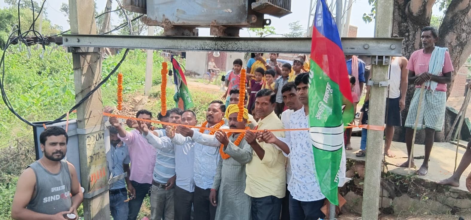 15 दिन से अंधेरे में था संग्रामपुर, चंद्रप्रकाश चौधरी के प्रयास से लगा नया ट्रांसफार्मर
